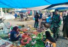 Babinsa Turun Langsung Cek Harga Sembako di Pasar Benggaulu, Pedagang Diimbau Jaga Kebersihan