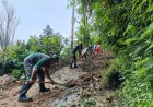 Babinsa kodim Mamasa turut aktif membantu masyarakat membersihkan jalan tertimbun tanah