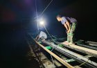 Di bawah sorotan lampu, personel Kodim 1427/Pasangkayu tetap berjibaku menyelesaikan pemasangan gelagar Jembatan gantung