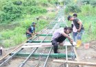 TNI Genjot Progres Jembatan Gantung Perintis Garuda, Pemasangan Penguncian Gelagar Utama Mulai Dikerjakan