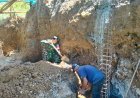 Dekat dengan warga binaan, Babinsa kodim Mamasa bantu warga menggali pondasi rumah